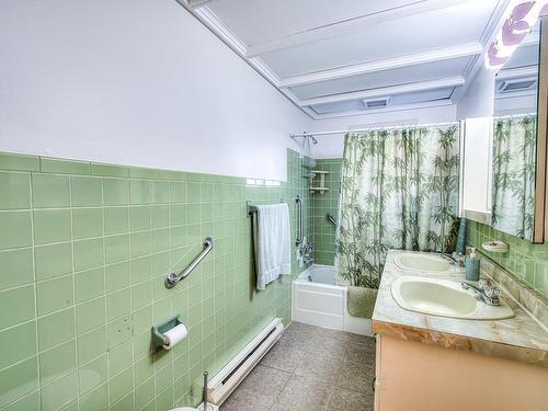 Bathroom - 77  - 77A Tsse Dufferin, Laval (Sainte-Rose), QC - Indoor Photo Showing Bathroom