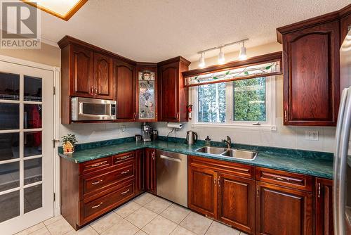 6966 Gladstone Place, Prince George, BC - Indoor Photo Showing Kitchen With Double Sink