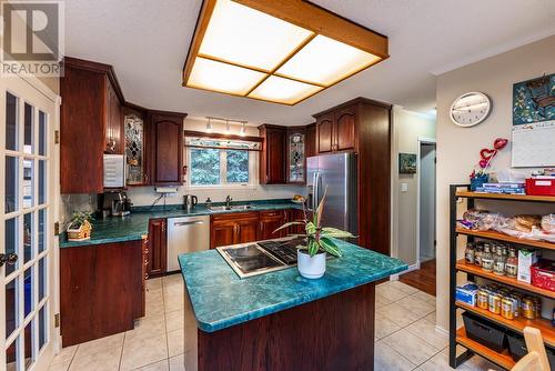 6966 Gladstone Place, Prince George, BC - Indoor Photo Showing Kitchen With Double Sink