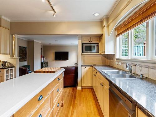 1023 St. Charles St, Victoria, BC - Indoor Photo Showing Kitchen With Double Sink