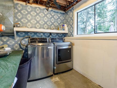 1635 12Th St East, Courtenay, BC - Indoor Photo Showing Laundry Room