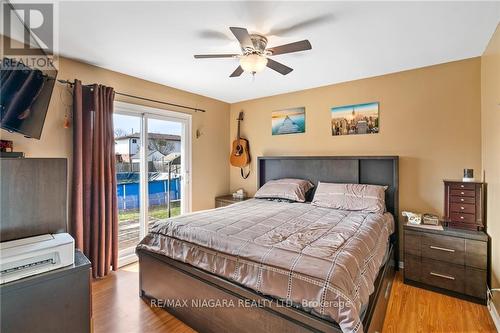 8110 Paddock Trail Dr, Niagara Falls, ON - Indoor Photo Showing Bedroom