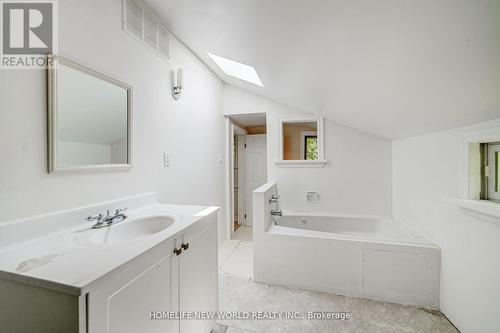 5741 Lakeshore Road, Whitchurch-Stouffville, ON - Indoor Photo Showing Bathroom