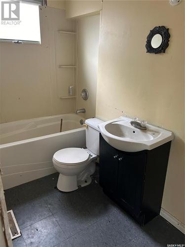 824 Retallack Street, Regina, SK - Indoor Photo Showing Bathroom