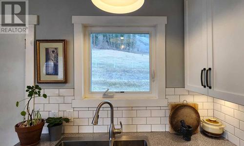 18418 Garnet Valley Road, Summerland, BC - Indoor Photo Showing Kitchen
