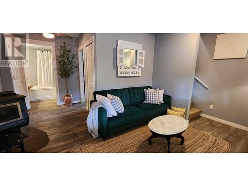18418 Garnet Valley Road, Summerland, BC - Indoor Photo Showing Living Room