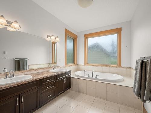 3872 Warren Ave, Royston, BC - Indoor Photo Showing Bathroom