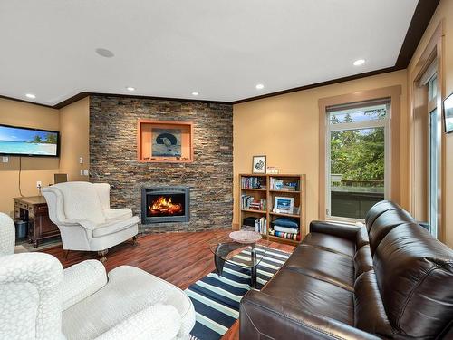 3872 Warren Ave, Royston, BC - Indoor Photo Showing Living Room With Fireplace