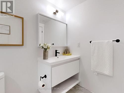 Lph03 - 2 Augusta Avenue, Toronto, ON - Indoor Photo Showing Bathroom