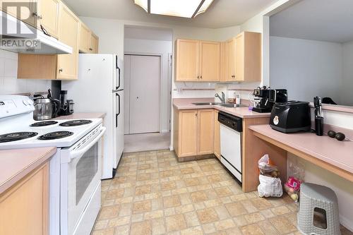 730 Badke Road Unit# 312, Kelowna, BC - Indoor Photo Showing Kitchen With Double Sink