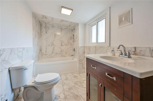 64 East Avenue N, Hamilton, ON - Indoor Photo Showing Bathroom