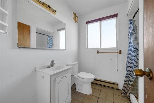 3762-3766 Greenlane Road, Lincoln, ON - Indoor Photo Showing Bathroom