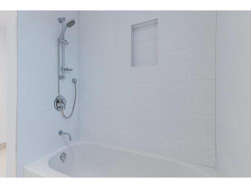 Salle de bains - 932  - 934 Mtée Champagne, Laval (Sainte-Dorothée), QC - Indoor Photo Showing Bathroom