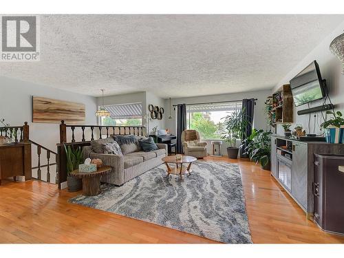 651 Richter Street, Kelowna, BC - Indoor Photo Showing Living Room
