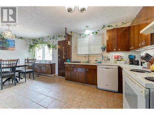 651 Richter Street, Kelowna, BC - Indoor Photo Showing Kitchen