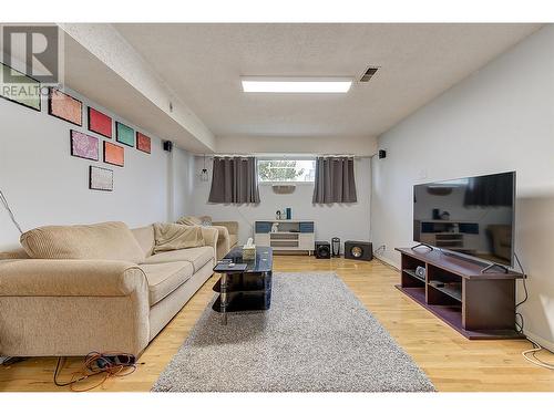 651 Richter Street, Kelowna, BC - Indoor Photo Showing Living Room