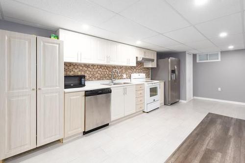 22 Colonial Street, Welland, ON - Indoor Photo Showing Kitchen