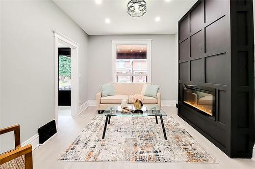 37 Gladstone Avenue, Hamilton, ON - Indoor Photo Showing Living Room