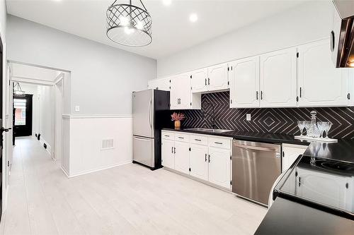37 Gladstone Avenue, Hamilton, ON - Indoor Photo Showing Kitchen