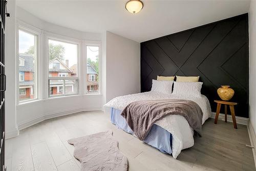 37 Gladstone Avenue, Hamilton, ON - Indoor Photo Showing Bedroom