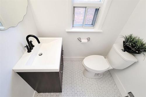 37 Gladstone Avenue, Hamilton, ON - Indoor Photo Showing Bathroom