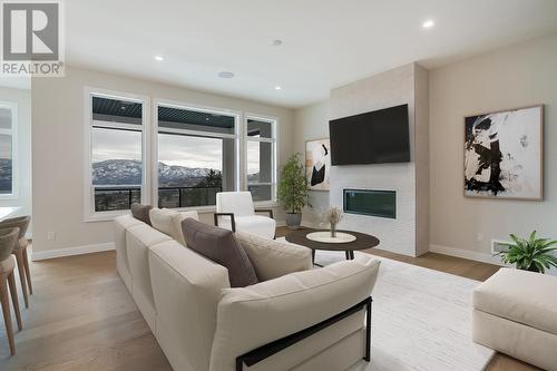 2811 Copper Ridge Drive, West Kelowna, BC - Indoor Photo Showing Living Room With Fireplace