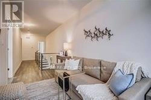 3779 Riva Avenue, Innisfil, ON - Indoor Photo Showing Living Room