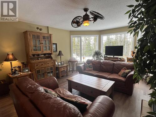 8639 Kroeker Road, Smithers, BC - Indoor Photo Showing Living Room