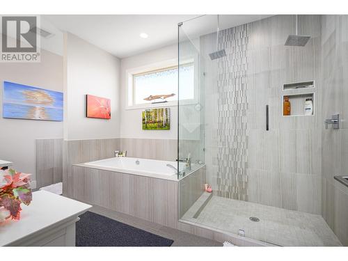 8972 Bayswater Place, Vernon, BC - Indoor Photo Showing Bathroom