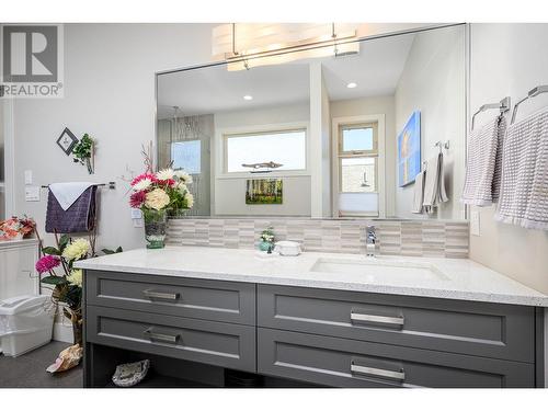 8972 Bayswater Place, Vernon, BC - Indoor Photo Showing Bathroom