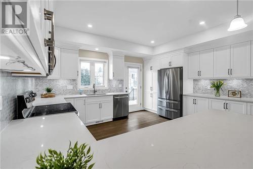 40 Eleanor Drive, Long Sault, ON - Indoor Photo Showing Kitchen With Upgraded Kitchen
