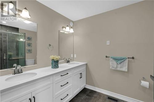 40 Eleanor Drive, Long Sault, ON - Indoor Photo Showing Bathroom