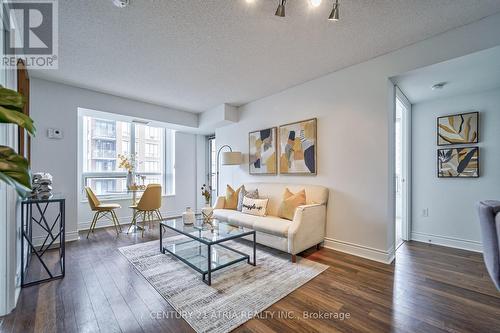 #721 -500 Doris Ave, Toronto, ON - Indoor Photo Showing Living Room