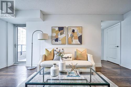 721 - 500 Doris Avenue, Toronto, ON - Indoor Photo Showing Living Room