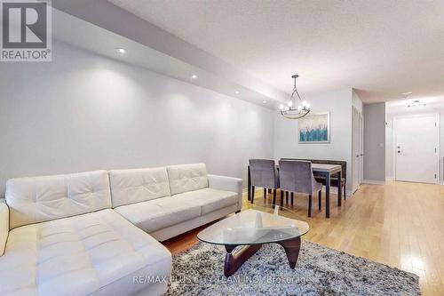 912 - 270 Wellington Street W, Toronto, ON - Indoor Photo Showing Living Room