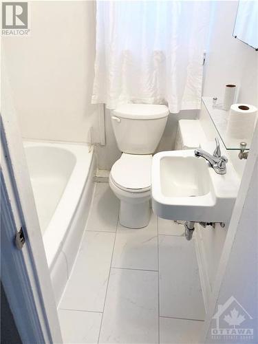 155 Marquette Avenue, Ottawa, ON - Indoor Photo Showing Bathroom