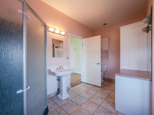 1201 Gawne Road, Naramata, BC - Indoor Photo Showing Bathroom