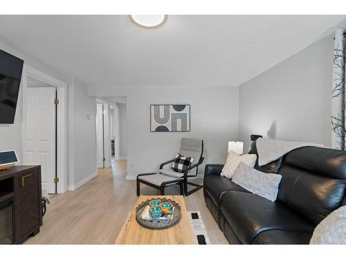 7041 50 Street, Salmon Arm, BC - Indoor Photo Showing Living Room