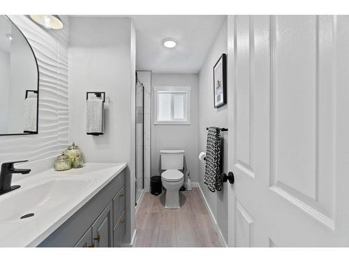 7041 50 Street, Salmon Arm, BC - Indoor Photo Showing Bathroom