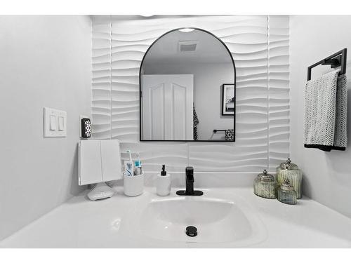 7041 50 Street, Salmon Arm, BC - Indoor Photo Showing Bathroom