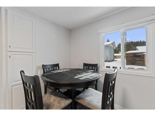 7041 50 Street, Salmon Arm, BC - Indoor Photo Showing Dining Room