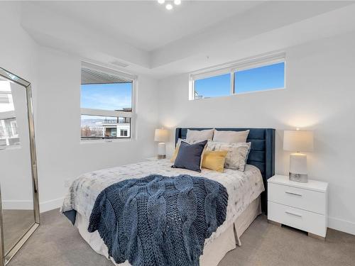 601B-3634 Mission Springs Drive, Kelowna, BC - Indoor Photo Showing Bedroom