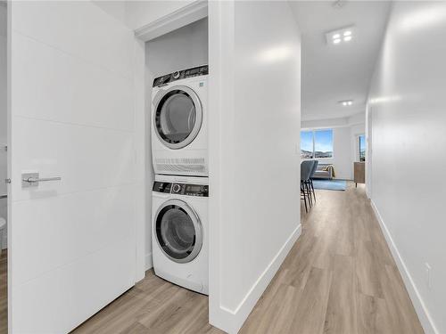 601B-3634 Mission Springs Drive, Kelowna, BC - Indoor Photo Showing Laundry Room