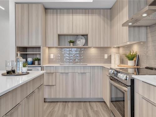 601B-3634 Mission Springs Drive, Kelowna, BC - Indoor Photo Showing Kitchen With Upgraded Kitchen