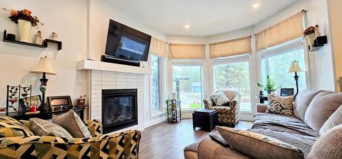 261 Shadow Mountain Boulevard, Cranbrook, BC - Indoor Photo Showing Living Room With Fireplace