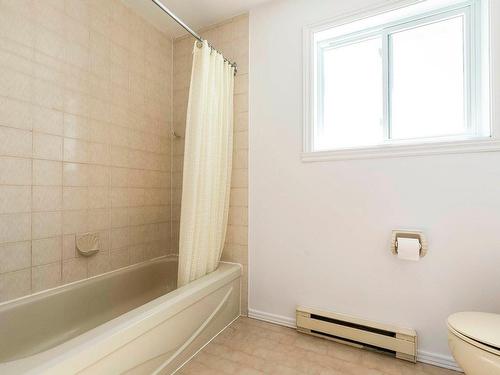 Bathroom - 17722 Rue Gowdridge, Montréal (Pierrefonds-Roxboro), QC - Indoor Photo Showing Bathroom