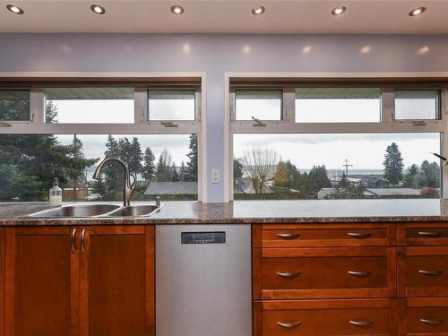 3828 Laurel Dr, Royston, BC - Indoor Photo Showing Kitchen With Double Sink