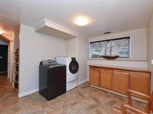 3828 Laurel Dr, Royston, BC - Indoor Photo Showing Laundry Room