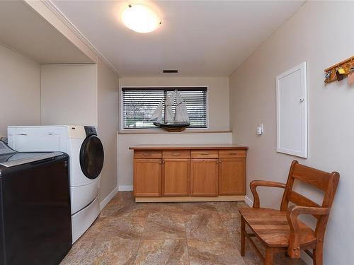 3828 Laurel Dr, Royston, BC - Indoor Photo Showing Laundry Room