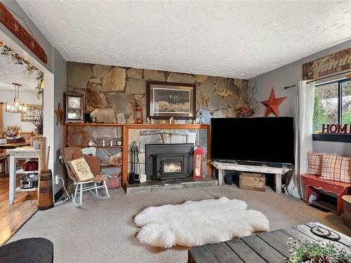 2940 Horton Rd, Mill Bay, BC - Indoor Photo Showing Living Room With Fireplace